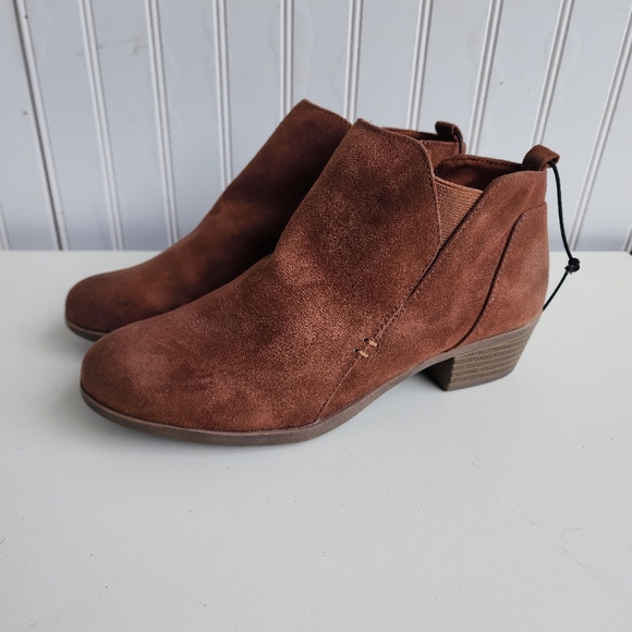 NWT Arizona Jean Co. Brown Faux Suede Side Zip Ankle Boots Memory Foam Soles 8M - Picture 1 of 10